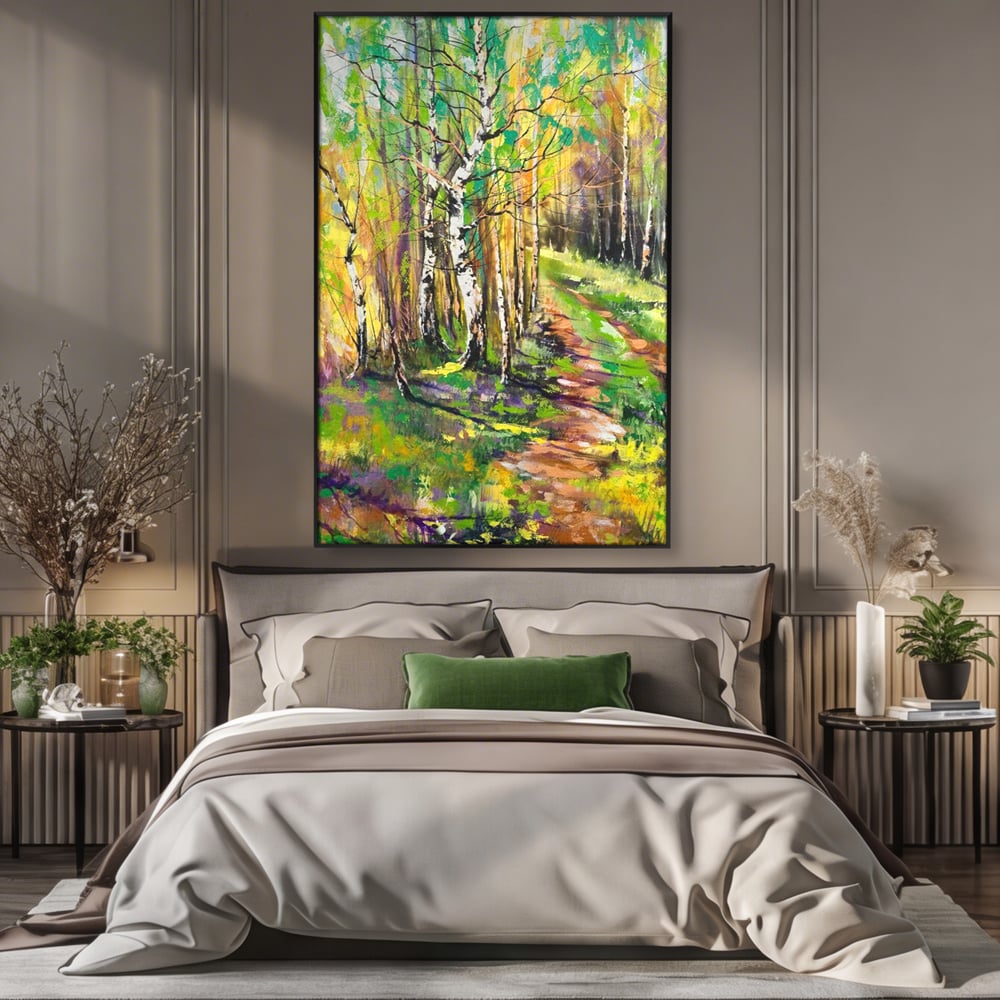 Tablou canvas cu tablou canvas cu padure si mesteacani, in rama de aluminiu negru, pe perete intr-un dormitor
